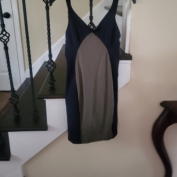Body hugging block dress. Size small - Picture 8 of 8